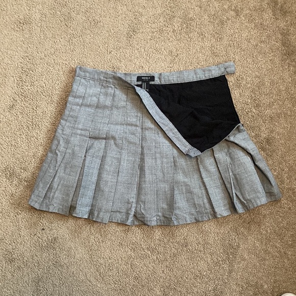 Forever 21 black and white plaid/square like pattern pleated mini skirt, US 30 - Picture 6 of 13